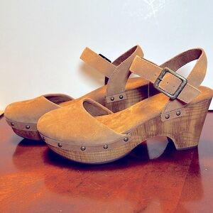 House of Harllow 1960 Women's Brown Suede Sandals.